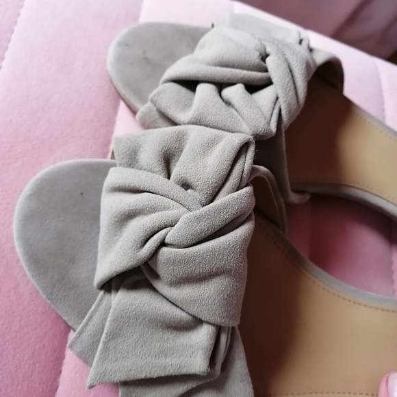 ** SOLD ** MICHAEL KORS Beige Slides size 8 - Picture 3 of 5